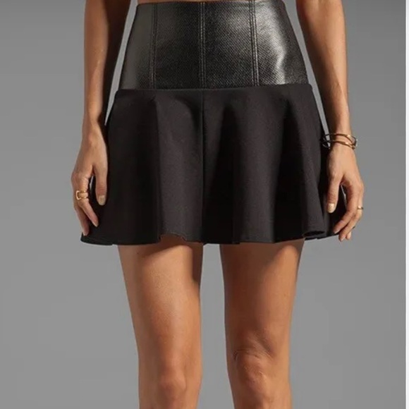GUESS BY MARCIANO BLACL FIT AND FLARED MINI SKIRT.SIZE 2 - Picture 1 of 6